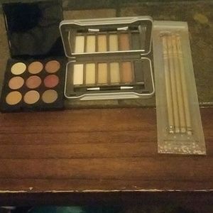 Bundle of 2 eye shadow palettes and brushes